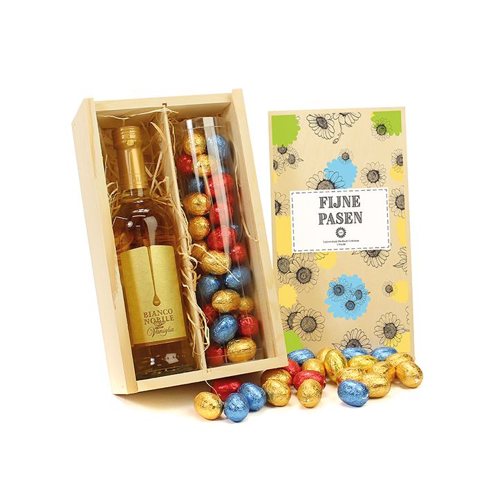 Houten kistje met vanille likeur en paaseitjes in koker