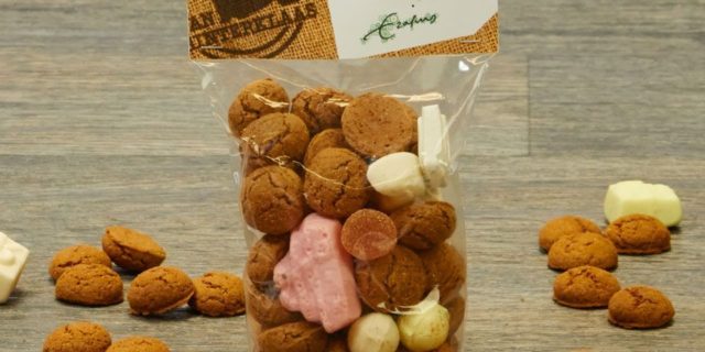 Erasmus deelt uit met Sinterklaas